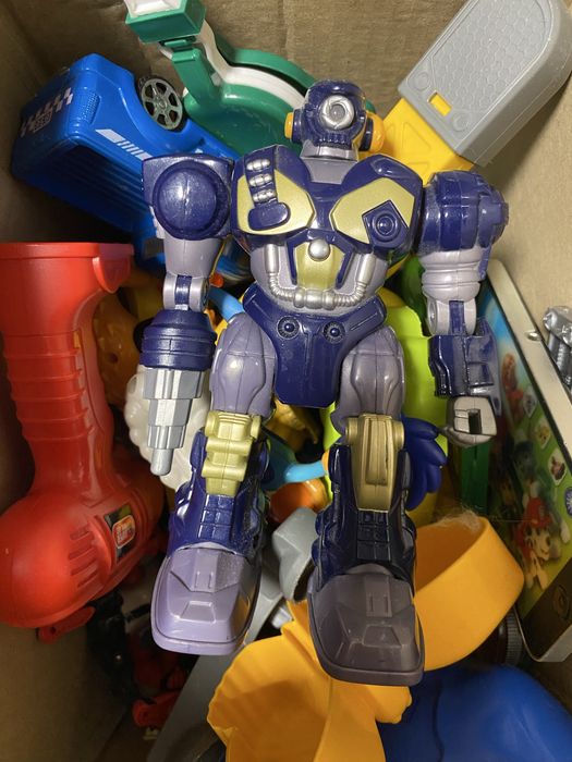 Дитячі іграшки . Іграшковий робот