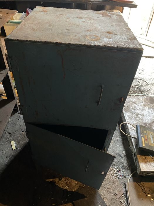 Металевий шкаф для інструменту