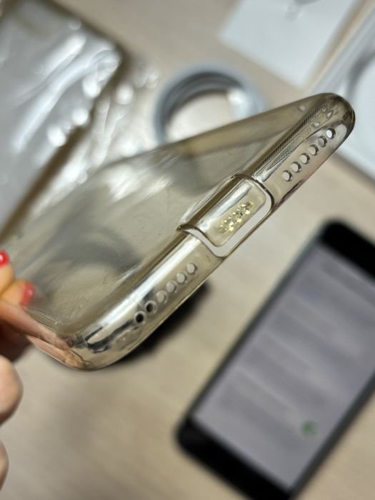 Apple SE, ідеальний стан.128gb.+2 шнура +2 чохла+ скло+коробка.