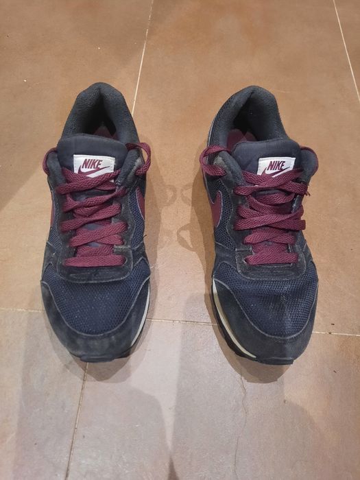 Tenis Nike pretos e bordeaux  n° 37,5