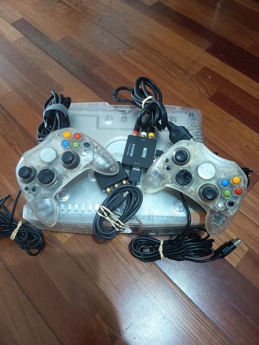 X box com 2 comandos com adaptador para hdmi