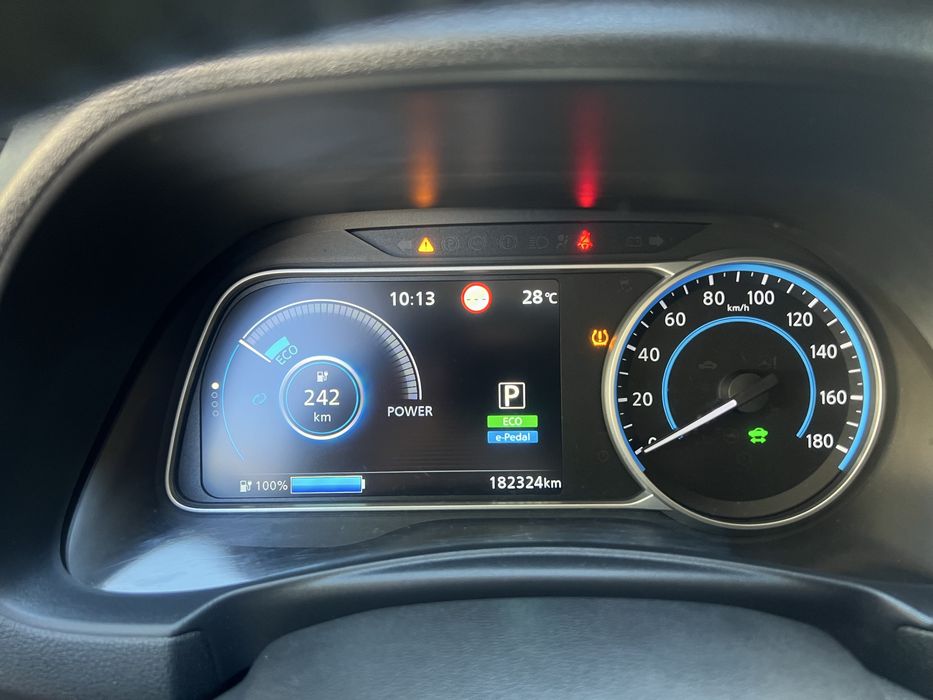 Nissan Leaf в отличном состоянии.