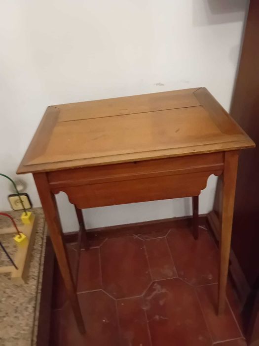 Móveis antigos de pequenas dimensões, muito bem conservados.