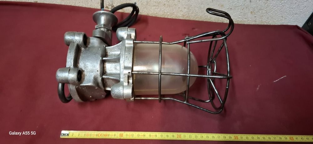 Antigo candeeiro industrial