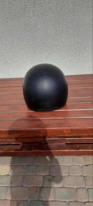 Kask czarny z daszkiem z lat 90