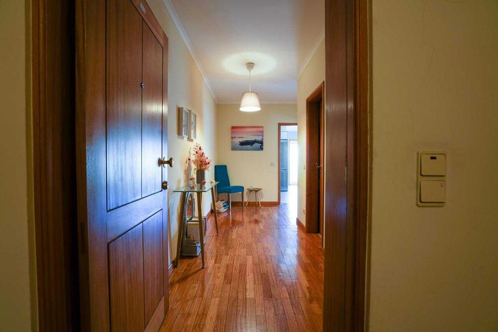 Apartamento T2 com garagem e mobilado