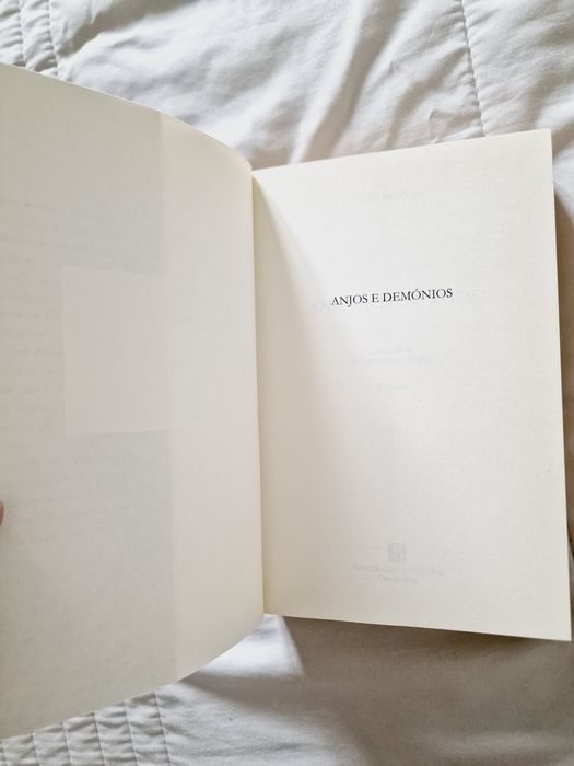 Livro Anjos e Demónios de Dan Brown, Bertrand Editora