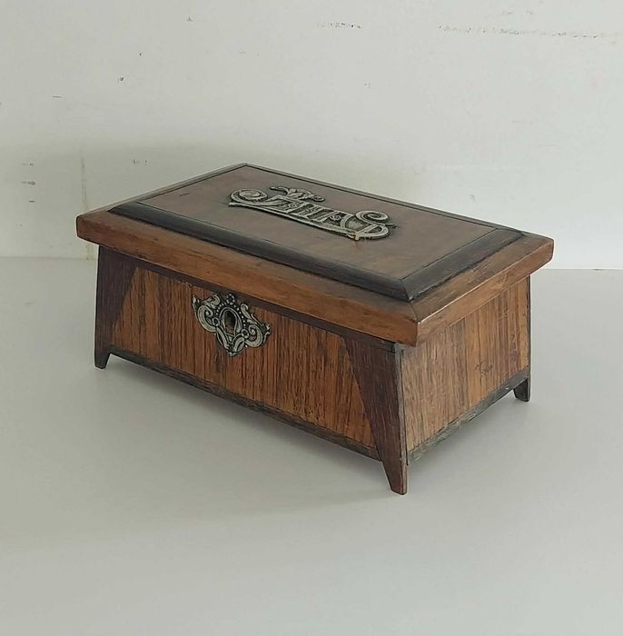 Antiga Caixa Guarda-Joias, Nogueira com a aplicação em Prata "Joias"