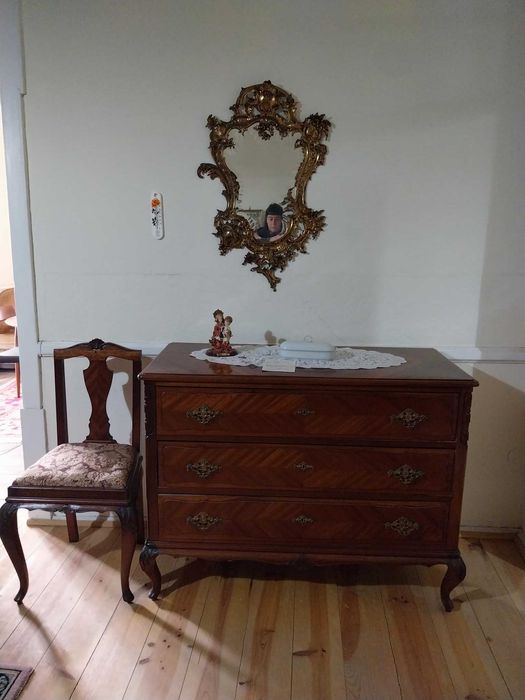 Cómoda antiga em madeira