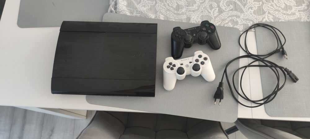 PlayStation 3 super slim 500GB, dwa kontrolery + 10 gier