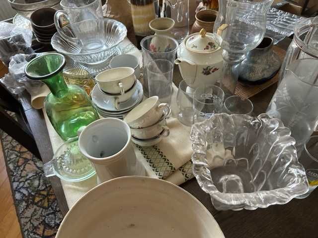 zestaw naczyn szklanych i porcelanowych
