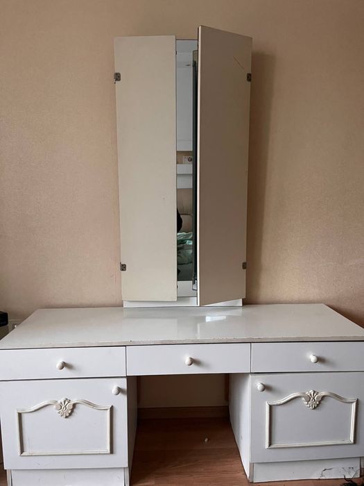 Туалетний столик в гарному стані