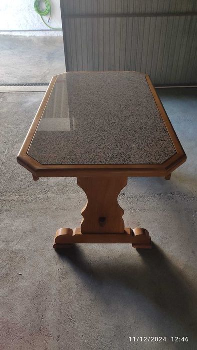 Mesa de madeira com pedra granito