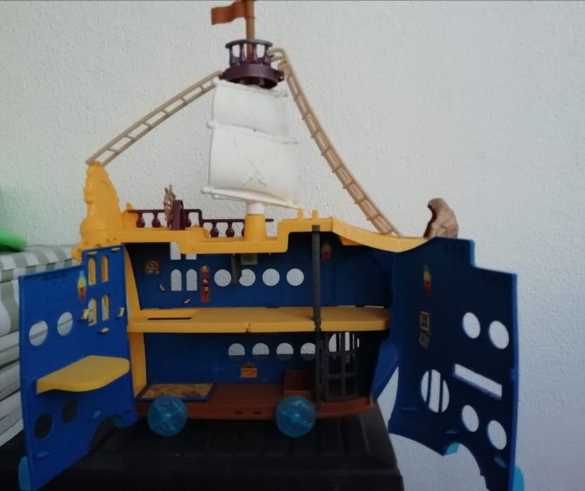 Barco de piratas Disney