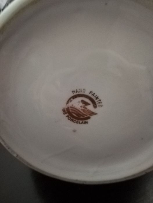 Pote com tampa em porcelana