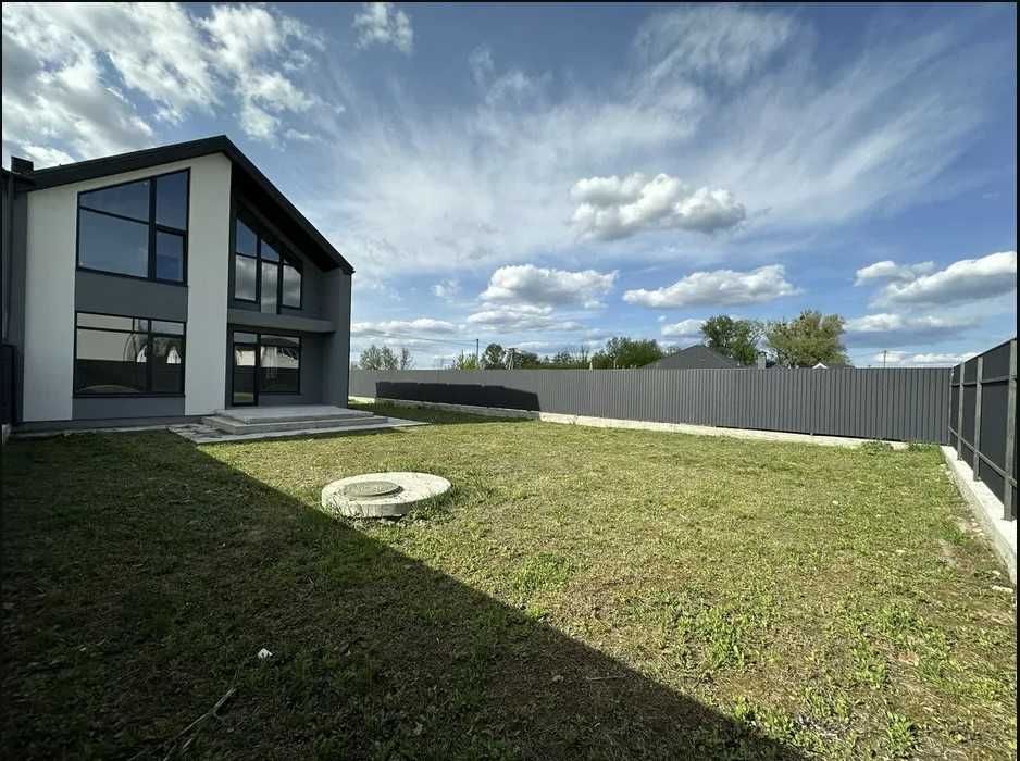 Продаж дуплексу с.Білогородка ,127 кв.м.,5 сот.землі,місце під 2 авто!