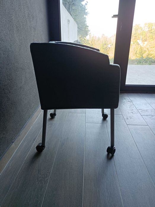 Mesa e cadeira de escritório - Design LOLA CASTELLÓ
