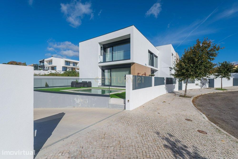 Excelente moradia geminada V4 em Urbanização nova na zona de Albarraqu