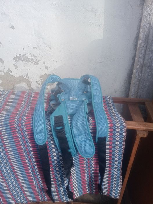 Vende se dois suportes para levar a criança as costas