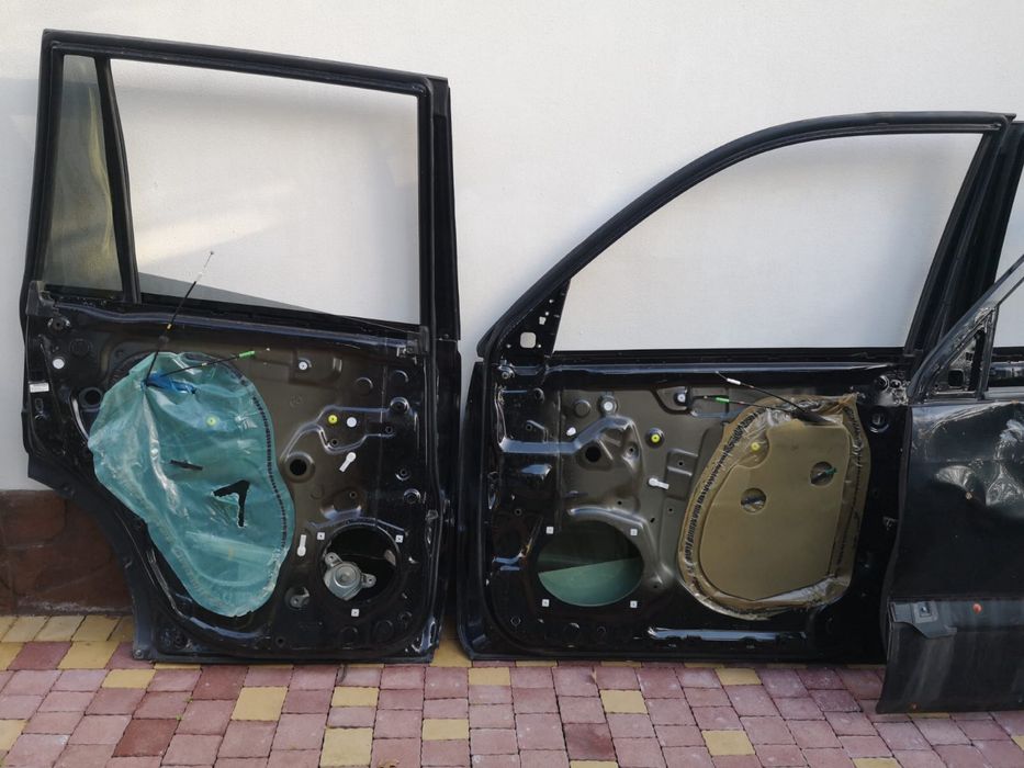 Продам двери с замками и стеклоподъемниками на Tayota prado