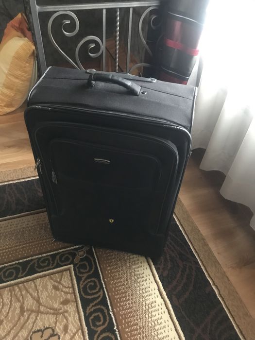Чёрный чемодан для путешествий