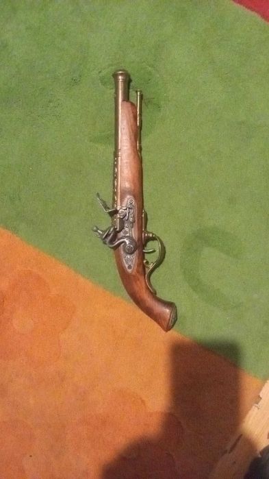 Réplica de pistola pederneira do século XIII