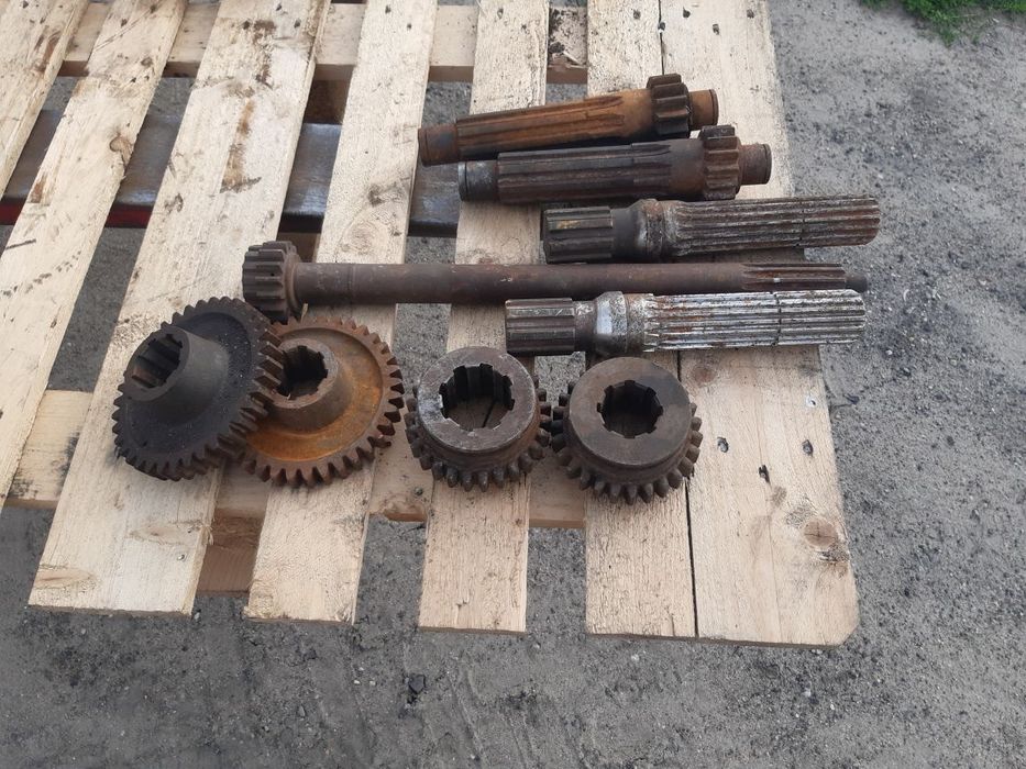 Części skrzynia biegów Bizon Z 56, wałek sprzęgłowy, koła zębate.
