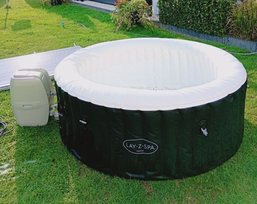 Niecka  Jacuzzi LAY-Z-SPA Miami