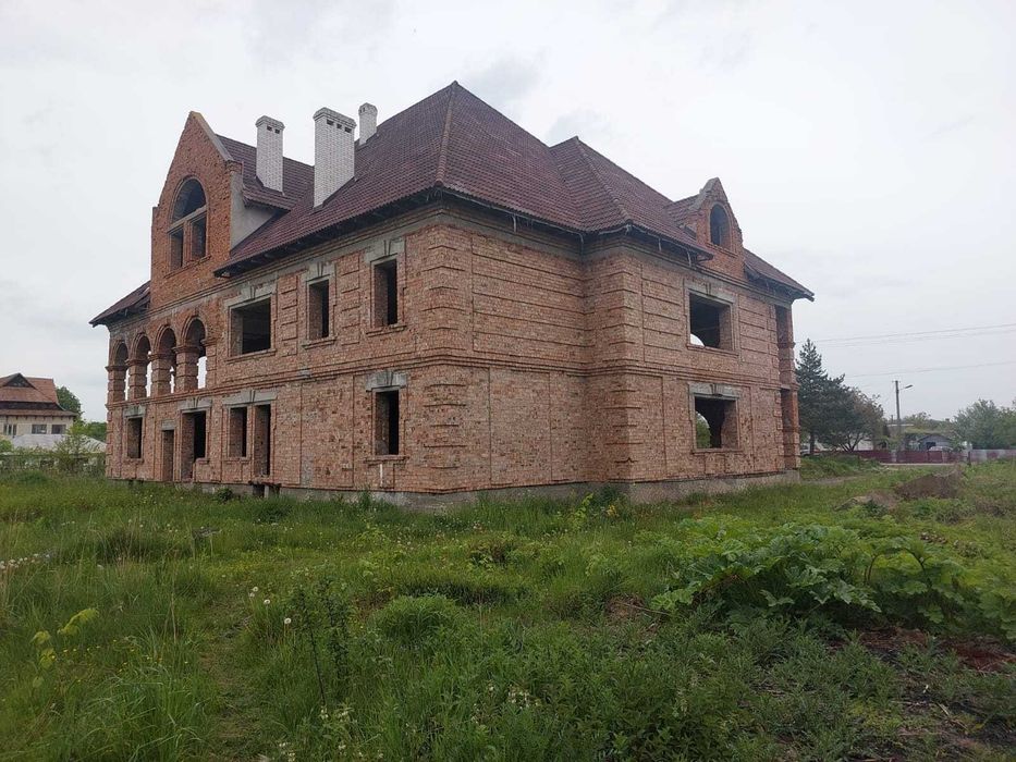 Продаж будинку в Богородчанах з великою ділянкою та 2-ма ставками.