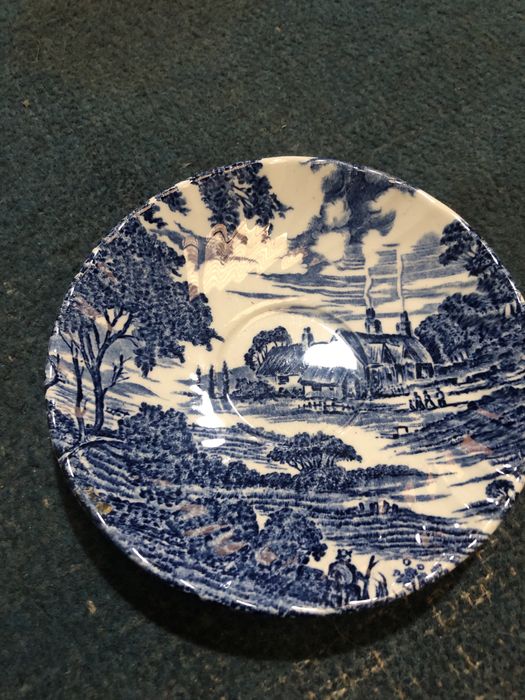 Dois pratos em loiça forma de coração com iniciais mais um inglês