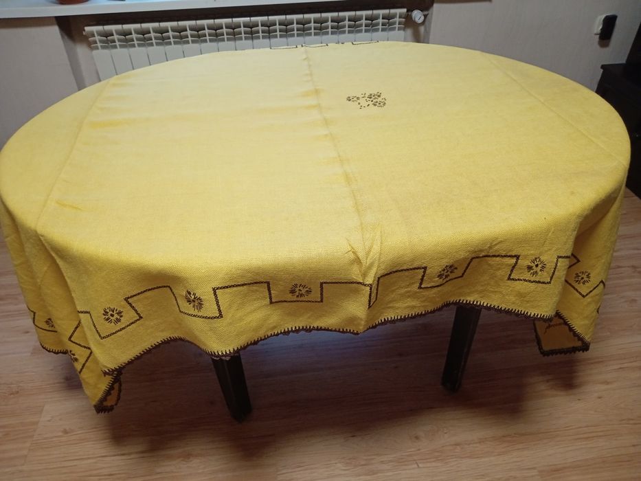 Obrus lniany ręcznie wyszywany