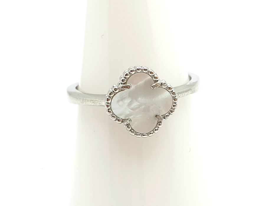 Pierścionek srebrny pr.925 z białą koniczyną r.17