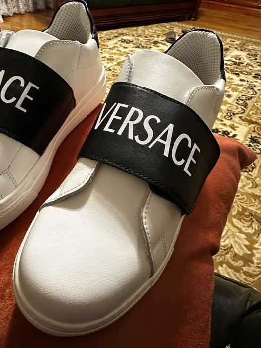 Продам нові кросівки Versace