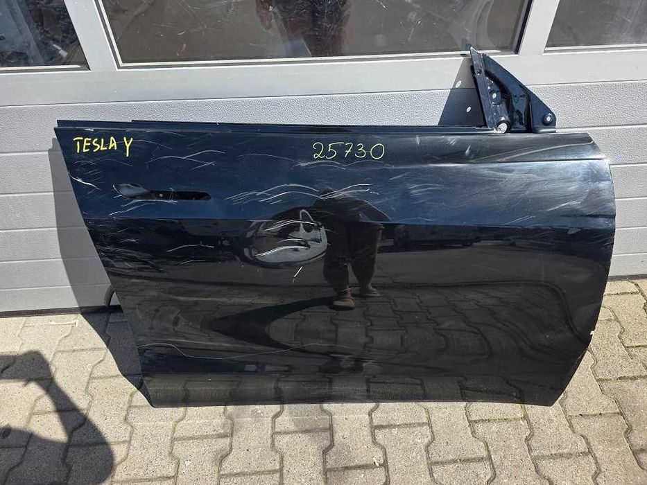 Tesla Y 19r.- Drzwi Przód Prawe
