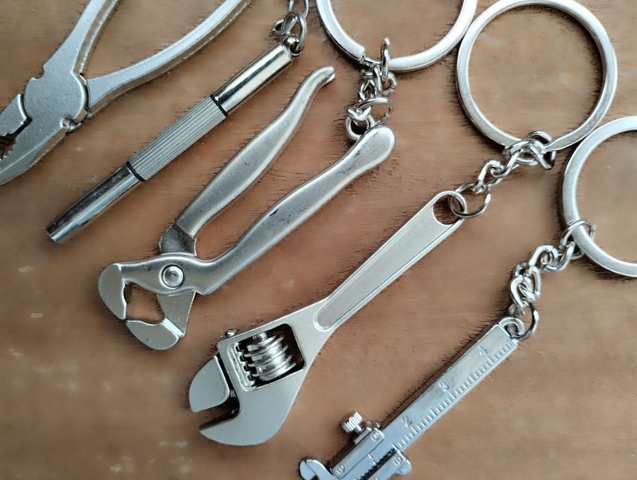 Подарок декоративные инструменты брелок