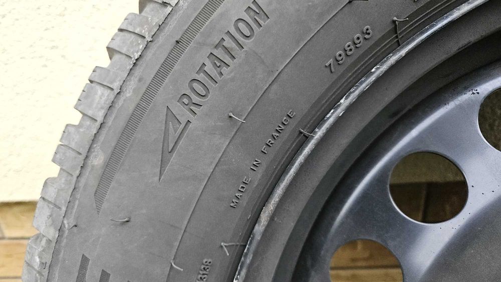 Bridgestone Blizzak LM005 215/65/17 7.8 mm + felgi stalowe VW