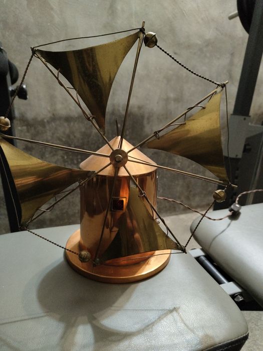 Vendo moinho em cobre e lanterna.