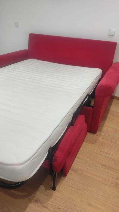Sofá - cama vermelho extremamente confortável