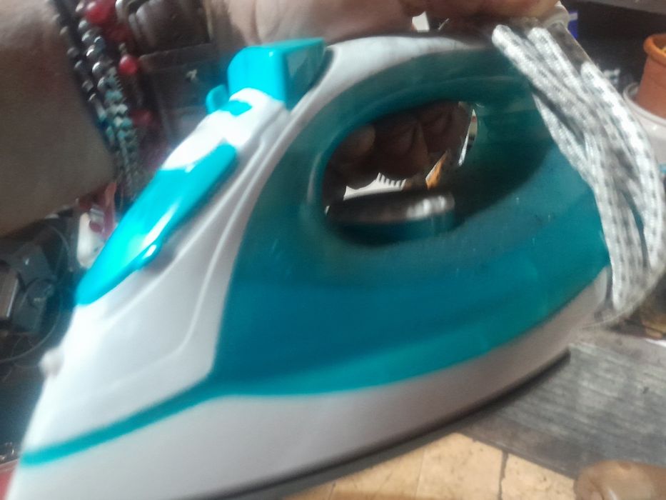 Aspirador da FLAMA s/ saco + ferro a vapor 20€