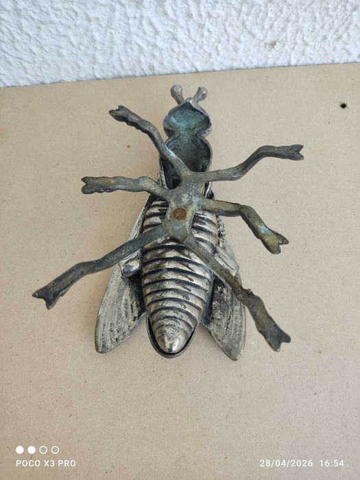 Mosca em metal abre
