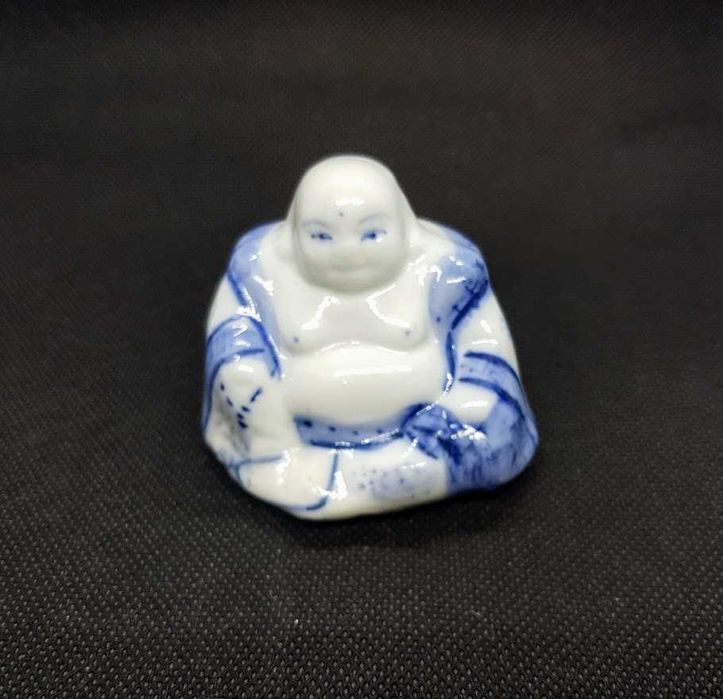 Pequeno buda em porcelana chinesa