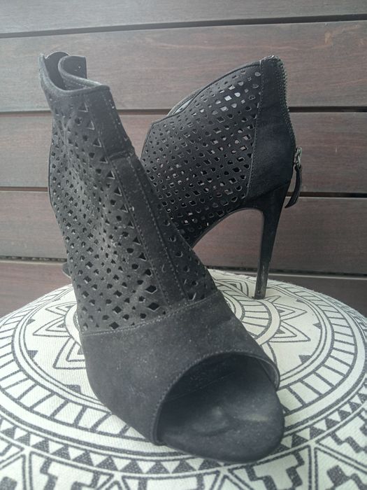 Zapatos em pele.