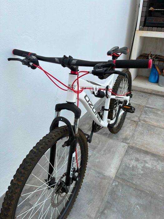 Bicicleta Ozone Trail Blaze de suspensão total – branca/vermelha