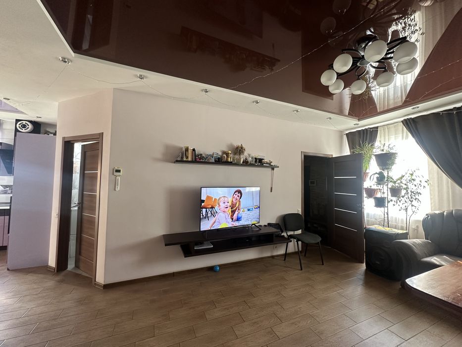 Продається чудовий будинок з басейном