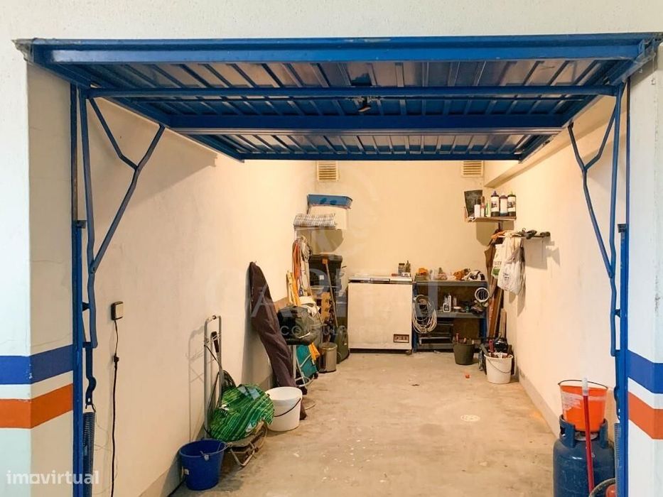 Apartamento T2 totalmente remodelado, com garagem e arrecadação, em Ca