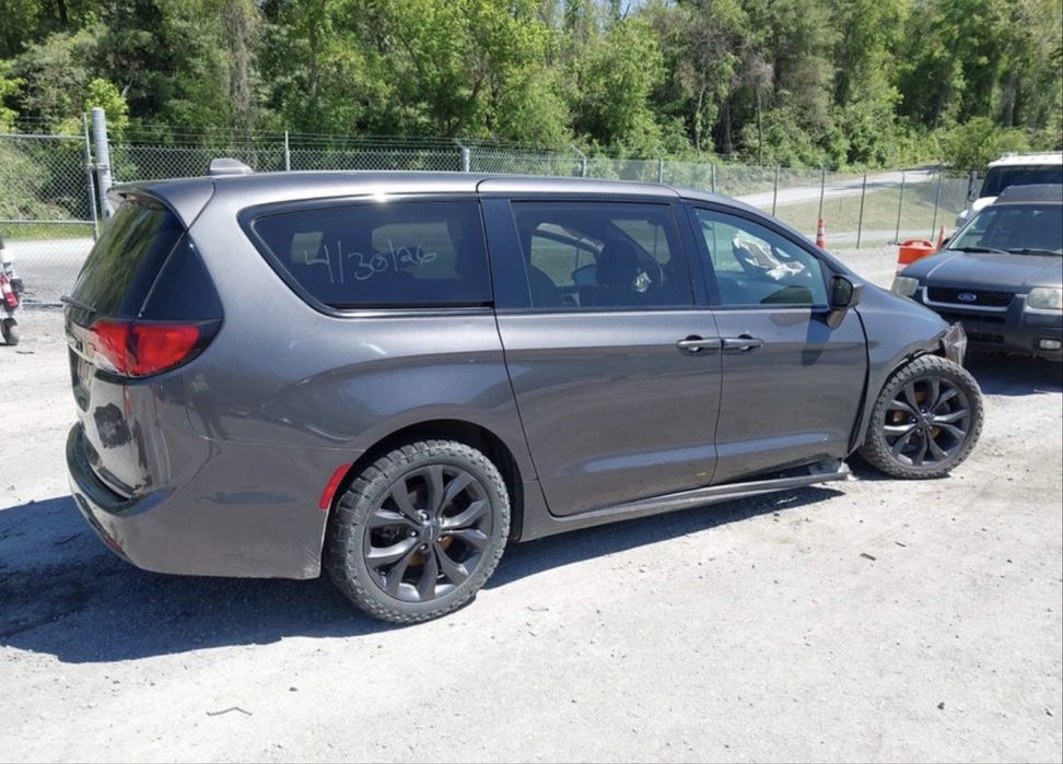 Chrysler Pacifica S 2018r.