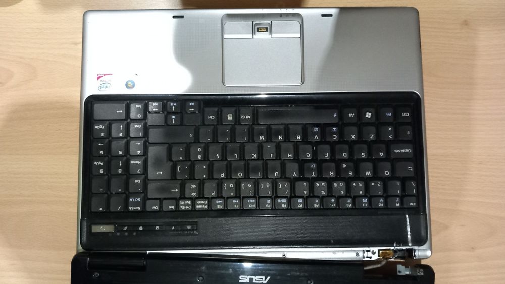 ASUS M51SE em funcionamento, mas monitor solto. Adequado para peças.