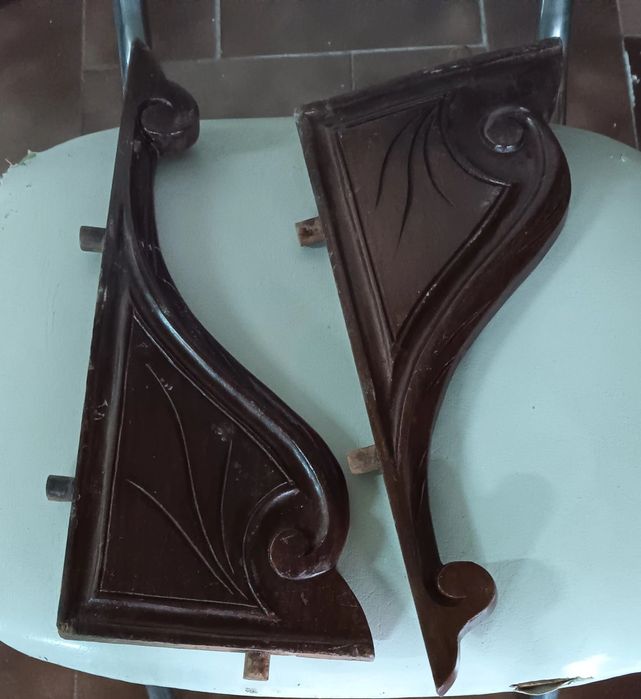 Cama antiga  de casal muito bonita, toda trabalhada, cabeceira e pés.