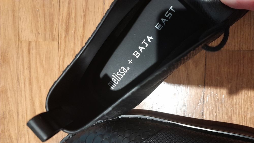 Botins pretos da marca Melissa