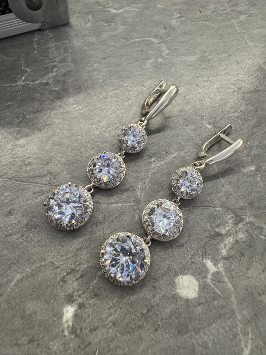 Срібні сережки з камінням срібні сережки з круглими камінцями довгі